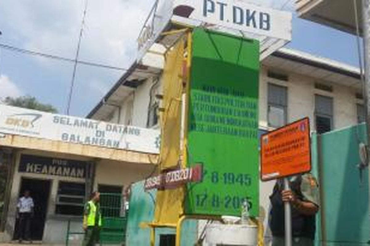 Papan pemberitahuan penunggakan pajak di PT Dok dan Perkapalan Kodja Bahari, Tanjung Priok, Jakarta Utara. Perusahaan Badan Usaha Milik Negara (BUMN) ini menunggak pajak hingga Rp 11 miliar.
