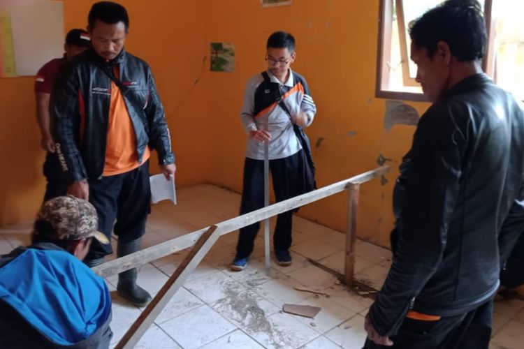 Tim dari BPBD mengecek ruang kelas SD Negeri 1 Suwidak, Kecamatan Wanayasa, Kabupaten Banjarnegara, Jawa Tengah yang retak akibat pergerakan tanah, baru-baru ini.