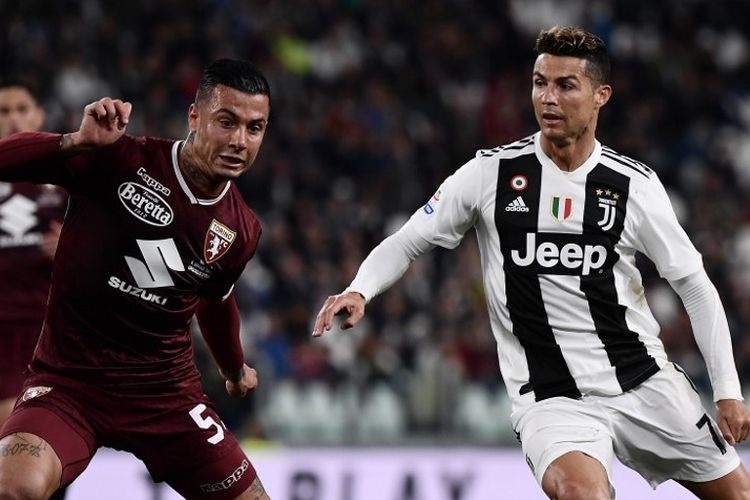 Armando Izzo mengawal Cristiano Ronaldo pada pertandingan Derbi Turin, Juventus vs Torino, dalam lanjutan Liga Italia di Stadion Juventus, 3 Mei 2019. 