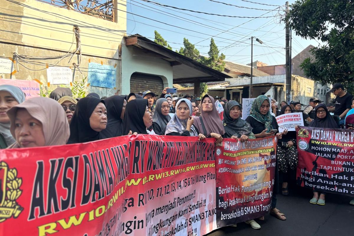 Warga Wong Pitu yang berdomisili di RW 10 sampai dengan 16 melakukan aksi unjuk rasa di SMAN 3 Tangsel.
