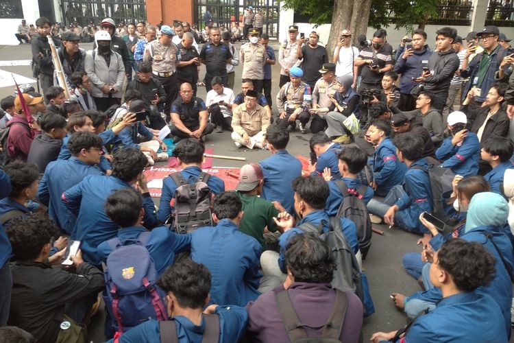 Peringati Sumpah Pemuda, Mahasiswa STHB Sampaikan Tuntutan di DPRD Jabar