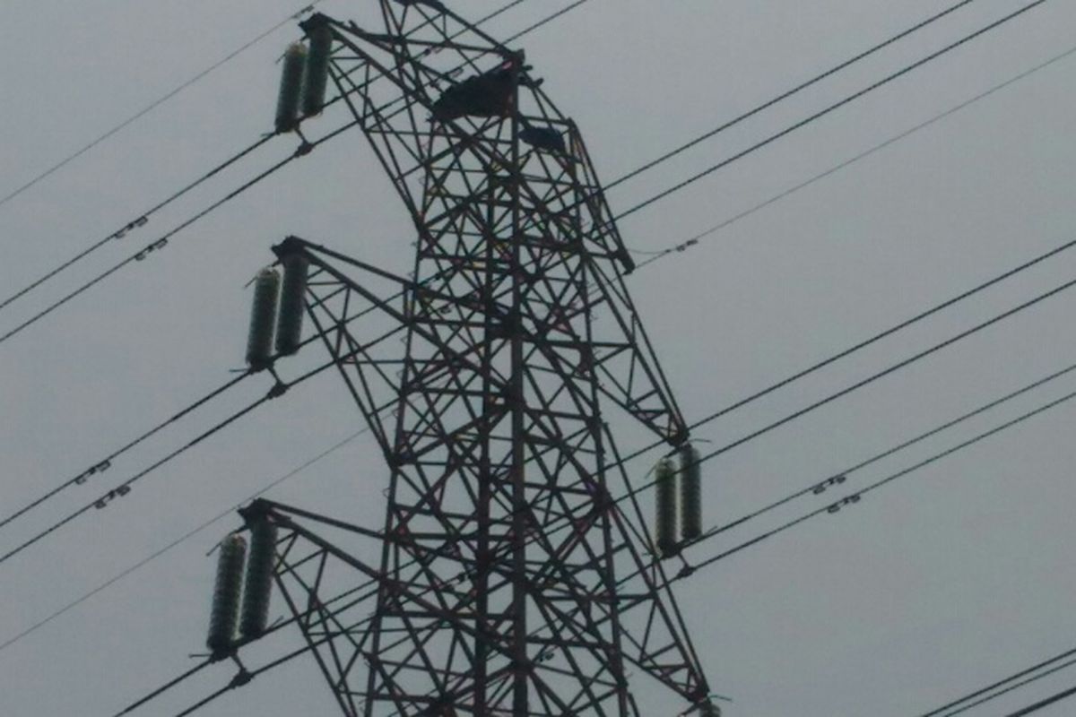 Agustinus berada di puncak SUTET di Plumpang, Jakarta Utara sejak Senin (14/8/2017). Foto diambil Rabu (16/8/2017).