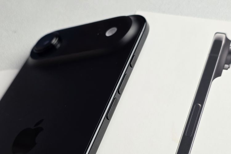 Bodi kiri iPhone Air yang memiliki tiga tombol, yakni satu tombol pintasan dan dua tombol untuk pengatur volume