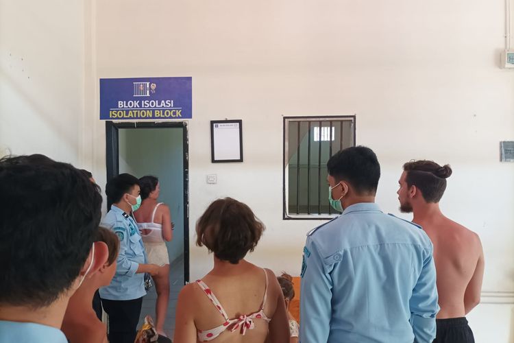 Para WNA saat masuk ke Rumah Detensi Imigrasi Denpasar, Jalan Uluwatu, Kelurahan Jimbaran, Kecamatan Kuta Selatan, Badung, Bali, Sabtu (2/4/2022)/Dok. Istimewa 