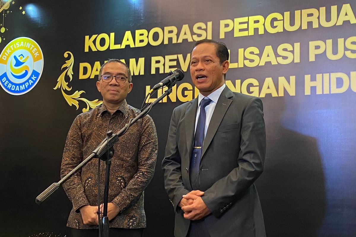 Menteri LH (kanan) menyampaikan keterangan kepada wartawan di Jakarta Selatan, Kamis (30/10/2025). 