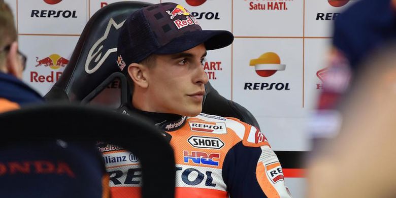Pebalap Repsol Honda asal Spanyol, Marc Marquez, menunggu di paddock pada hari kedua tes pramusim ke-3 MotoGP 2013 di Sirkuit Losail, Qatar, Sabtu (11/3/2017).