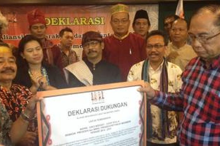 Aliansi Masyarakat Adat Nusantara menyatakan dukungan pada capres Joko Widodo dan cawapres Jusuf Kalla, Jumat (23/5/2014). Dukungan tersebut diterima pleh Ketua Seknas Jokowi, Sidharta Danusubroto.