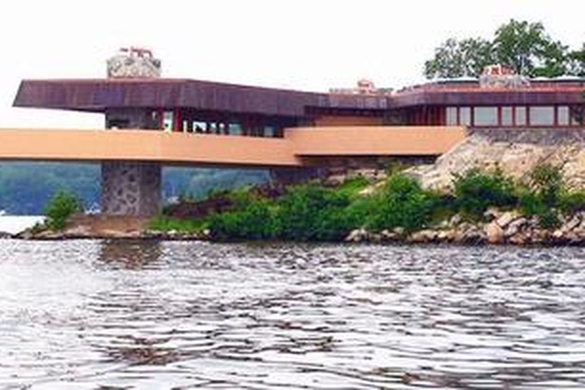 Bukan hanya fasad, bagian dalam rumah ini pun terlihat luar biasa. Tamu yang membuka pintu akan disambut dengan formasi bebatuan berukuran 3,6 meter x 18,2 meter di dalam ruang tamu rumah tersebut.