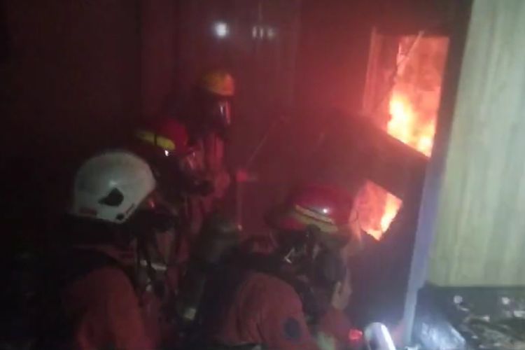 Emperor Spa Surabaya Terbakar, 2 Pegawai Sesak Napas