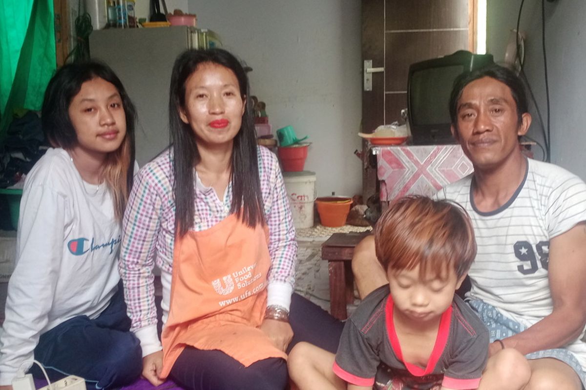 Keluarga Jumiatun (39) masih bertahan tinggal di huntara meski warga lainnya memilih kembali ke rumahnya masing-masing.