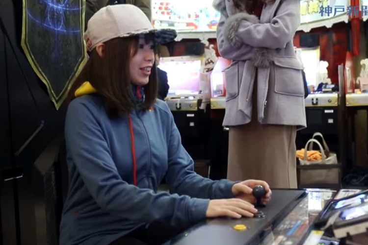 Ilustrasi Tanukana sedang bermain game e-sports Tekken.