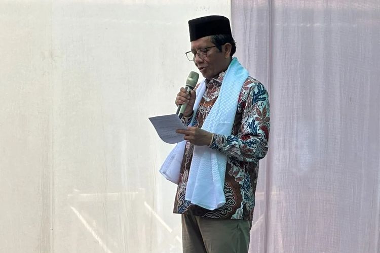 Cawapres nomor urut 3 Mahfud Md di Pondok Pesantren Darut Tauhid Canga'an Bangil, Kabupaten Pasuruan, Jawa Timur, Jumat (12/1/2024). (ANTARA/Rio Feisal)