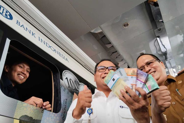 Kepala Kantor Perwakilan BI Sumatera Selatan Ricky Perdana Gozali menujukkan uang pecahan yang disiapkan untuk penukaran jelang lebaran, Senin (18/3/2024). Tahun ini, BI Sumatera Selatan menyiapkan uang pecahan Rp 5,4 Triliun.