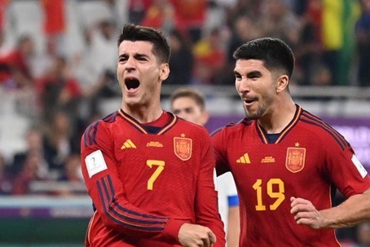 Penyerang timnas Spanyol Alvaro Morata (kiri) berselebrasi usai mencetak gol ke gawang Kosta Rika pada laga matchday pertama Grup E Piaal Dunia 2022 di Stadion Al Thumama, Doha, Qatar, Rabu (23/11/2022). AC Milan disebut sedang membidik Alvaro Morata. Namun, kubu I Rossoneri menghadapi dua kendala jika ingin memboyong striker Atletico Madrid.