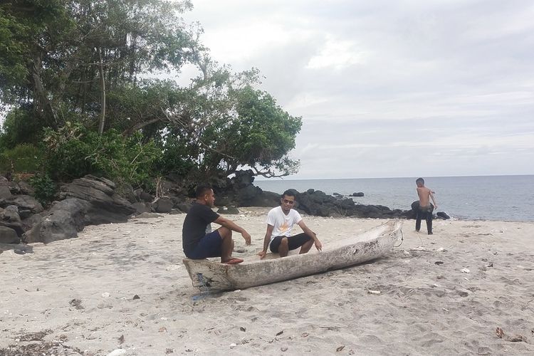 Destinasi Tanjung Bondei, Kecamatan Kota Komba, Manggarai Timur dapat dilihat dari Pantai Laing Bakok, Desa Koak, Kecamatan Satarmese, Kabupaten Manggarai, Sabtu, (8/4/2023). (KOMPAS.com/MARKUS MAKUR)