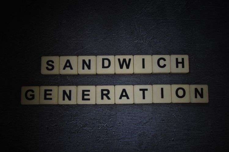 Ilustrasi sandwich generation. Kondisi sandwich generation rentan membuat orang mengalami stres, depresi, atau masalah kesehatan mental lainnya. 