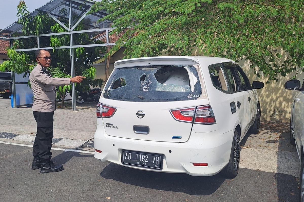 Kondisi kendaraan Nissan Grand Livina berpelat nomor AD 1182 VH yang rusak usai tabrak lari dan diamuk warga di Kota Solo, Jawa Tengah (Jateng), pada Senin (14/10/2024), siang