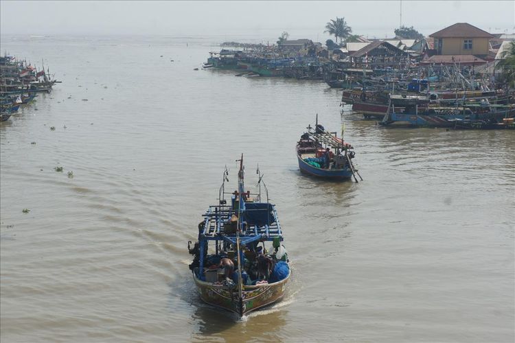 Nelayan di Desa Ciparagejaya, Kecamatan Tempuran, Kabupaten Karawang pulang melaut, Rabu (24/07/2019). Kebocoran minyak pada anjungan lepas pantai YYA-1 di area PHE ONWJ berdampak pada  turunnya hasil tangkapan nelayan.