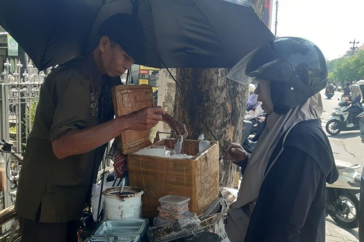 Cerita Haryanto, Penjual Es Kulkul Asal Solo Masih Semangat Kerja di Usia Lanjut demi Kebutuhan Hidup