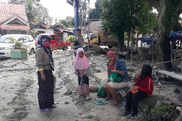 Warga Korban banjir bandang Luwu Utara, sebagian mengungsi keluar daerah Kecamatan Masamba, Jumat (24/07/2020)