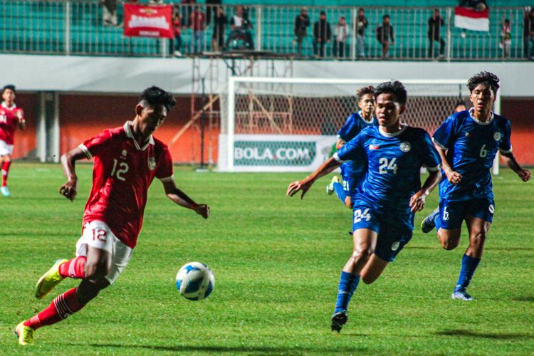 Aksi pemain timnas U16 Indonesia, Narendra Tegar Islami (kiri), dalam laga Indonesia vs Filipina pada ajang Piala AFF U16 2022, Minggu (31/7/2022) malam WIB di Stadion Maguwoharjo,