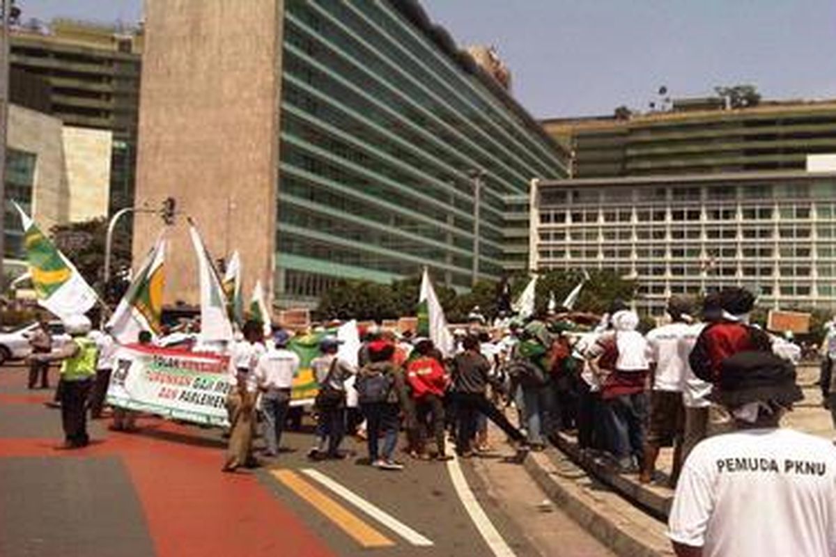 Pukul 10.30, Selasa (27/3/2012), puluhan demonstran berbendera bulan bintang warna hijau mulai tampak di Bundaran Hotel Indonesia Jakarta.