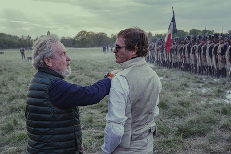 Sutradara Ridley Scott (kiri) saat tengah berbicara dengan aktor Joaquin Phoenix (kanan) dalam lokasi syuting film Napoleon.
