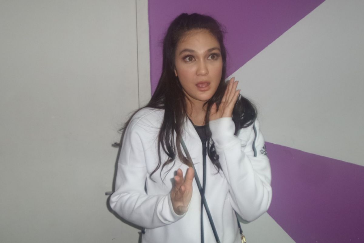 Luna Maya usai menjadi bintang tamu dalam acara bincang-bincang di studio TransTV, Jakarta Selatan, Senin (1/5/2017) malam.