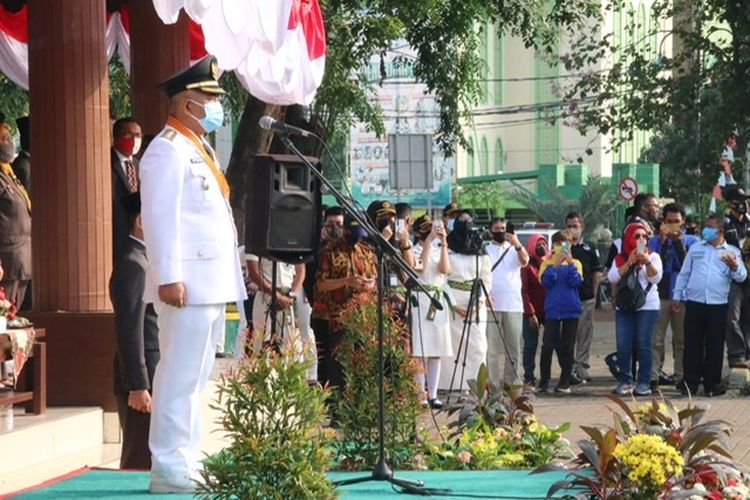 Wali Kota Bekasi Rahmat Effendi saat pimpin upacara Hut ke-75 di Alun-alun Bekasi, Senin (17/8/2020).