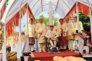 Jokowi Terima Gelar Adat 'Baginda Pemuka Bangsa', Warga Lampung Antusias hingga Rela Panjat Pagar