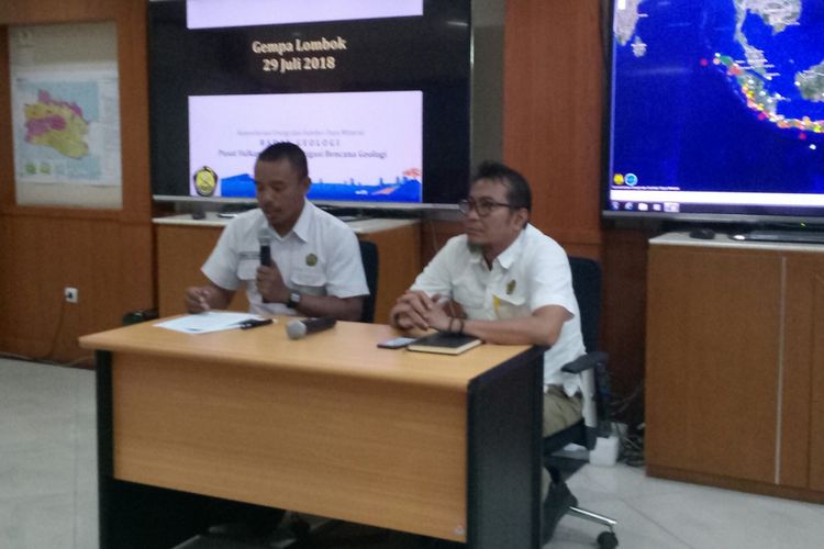 Kelala Sub Bidang Gempa Bumi dan Tsunami Wilayah Barat Akhmad Solikhin dan Kepala Sub Bidang Gempa Bumi dan Tsunami Wikayah Timur tengah menjelaskan gempa bumi di NTB.