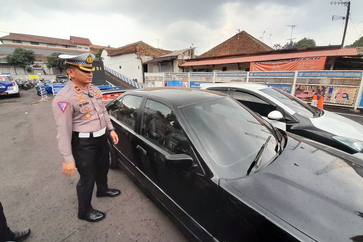 Kasatlantas Polrestabes Bandung Kompol Eko iskandar tengah memperlihatkan kendaraan pelaku balapan liar dan drift di kota bandung. Para pelaku dikenakan pasal 311 jjncto 297 dengan hukuman pidana 1 tahun dan denda Rp.3 juta.
