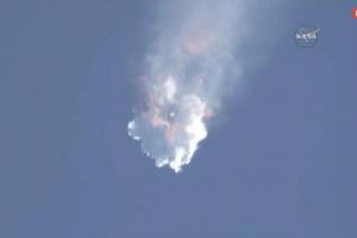 Roket SpaceX, Falcon 9, meledak beberapa saat setelah peluncuran dari Cape Canaveral pada Minggu (28/6/2015). 