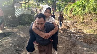 Anak Sakit Digendong 4 Jam Imbas Jalan Rusak, Warga Pedalaman Sumbawa Menjerit