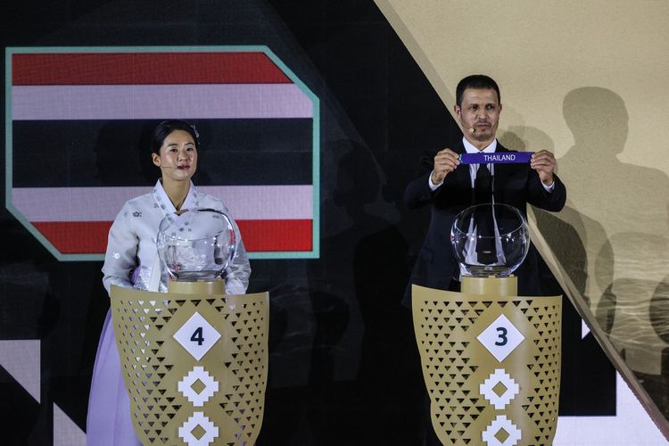 Pelatih tim nasional Yordania asal Maroko, Jamal Sellami, menunjukkan slip kertas Thailand dalam drawing Piala Asia 2027 di Diriyah, di pinggiran Riyadh, pada 9 Mei 2026. Piala Asia edisi ke-19 dijadwalkan berlangsung dari 7 Januari hingga 5 Februari tahun depan di Arab Saudi. (Foto oleh Fayez NURELDINE / AFP)