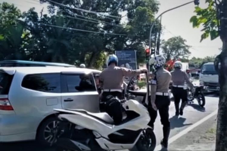 Sebuah video pengendara kendaraan grand livina yang sempat mengamuk saat akan dimamankan anggota Satlantas Polres Magetan beredar di media sosial.