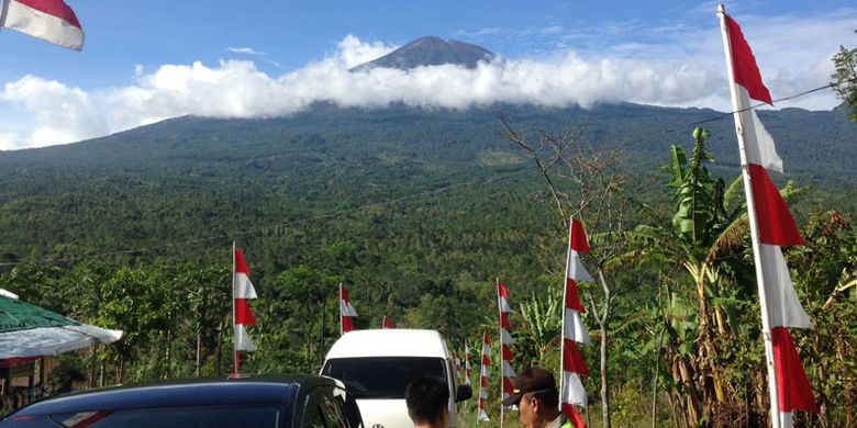 Pemandangan Gunung Slamet dari obyek wisata Bukit Tangkeban di Desa Pulosari, Kecamatan Pulosari, Kabupaten Pemalang, Jawa Tengah, Kamis (28/9/2017). Kini Bukit Tangkeban dikembangkan secara kreatif oleh para pemuda desa untuk menarik wisatawan datang.