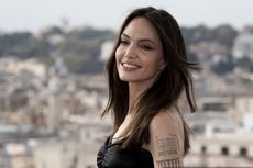 Angelina Jolie Bakal Tulis dan Sutradarai Film Without Blood 