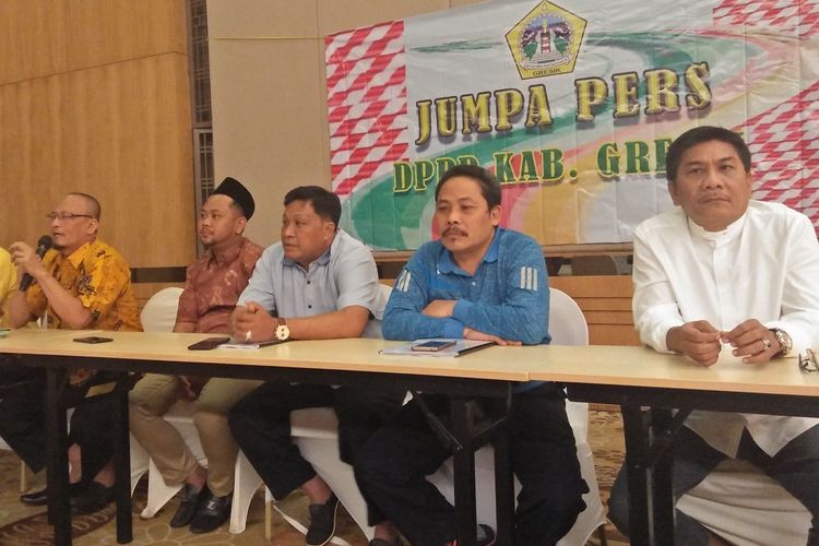 Para ketua komisi dan pimpinan DPRD Gresik, saat memberikan penjelasan kepada awak media, Jumat (25/10/2019).