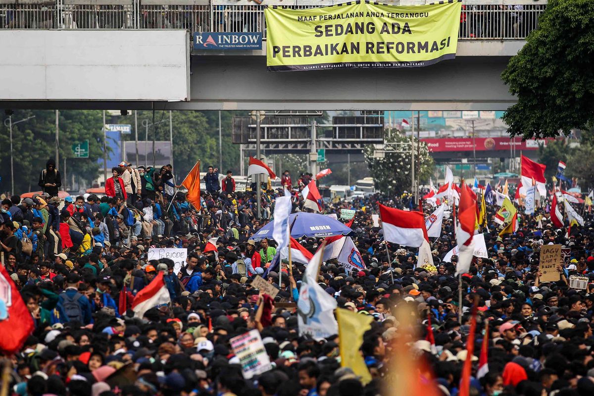 Mahasiswa menyampaikan orasi di Depan Gedung DPR/MPR, Jalan Gatot Subroto, Senayan, Jakarta Pusat, Selasa (24/9/2019).