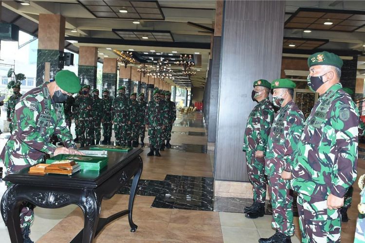 KSAD Jenderal TNI Andika Perkasa memimpin setijab Pangkostrad serta lima pejabat teras lainnya di jajaran TNI AD di Lantai Dasar Gedung E Markas Besar Angkatan Darat (Mabesad), Jakarta, Selasa (8/6/2021).