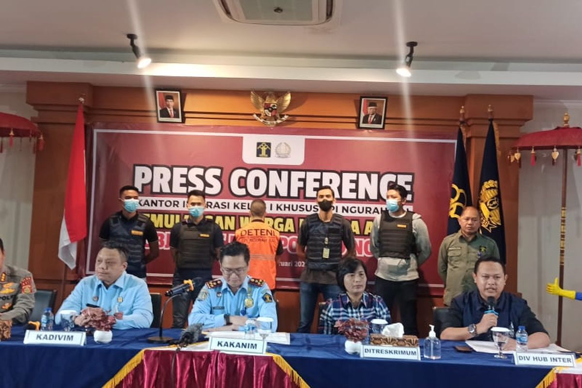 Kaurminbag Jatinter NCB Interpol Mabes Polri, Kompol Anggaito Hadi Prabowo, bersama pihak Imigrasi dan Polda Bali saat melaksanakan konferensi pers terkait proses ekspedisi terhadap WNA buronan Interpol berinisial AS (32), yang digelar di Kantor Imigrasi Kelas A TPI Ngurah Rai pada Minggu (19/2/2023).