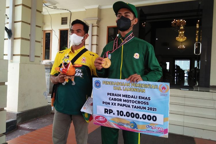 Ananda Rigi Aditya (kanan), atlet asal Lamongan yang menyumbang medali emas bagi kontingen Jawa Timur di PON XX Papua dari cabor motocross nomor MX125 cc perorangan (usia 13-17 tahun).