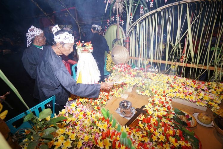 Kembang Telon yang akan dibagikan kepada penonton Seblang. Mereka meyakini jika kembang telon membawa kebaikan dan rejeki serta jodoh bagi yang memilikinya.