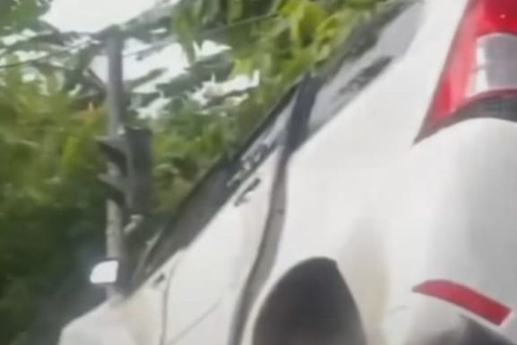 Tangkapan layar video sebuah mobil Daihatsu DK 1418 KU menabrak tiang listrik dan tembok hingga terperosok di  Jalan By Pass I Gusti Ngurah Rai tepatnya, depan Pintu Tol, Mumbul, Kuta Selatan, Badung, Bali, pada Kamis (23/2/2023). /Dok.istimewa