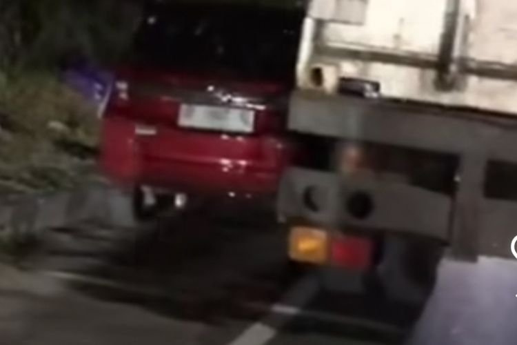 Video viral mobil parkir sembarangan terserempet truk 