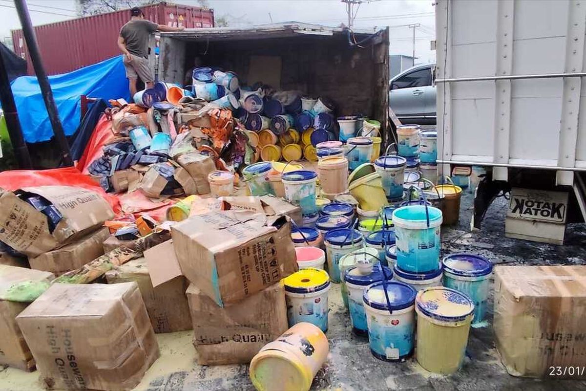 Truk putih dari Jakarta menuju Surabaya terguling di Jalur Utama Pantura Arjawinangun Kabupaten Cirebon Jawa Barat pada Jumat (23/1/2026) siang.
