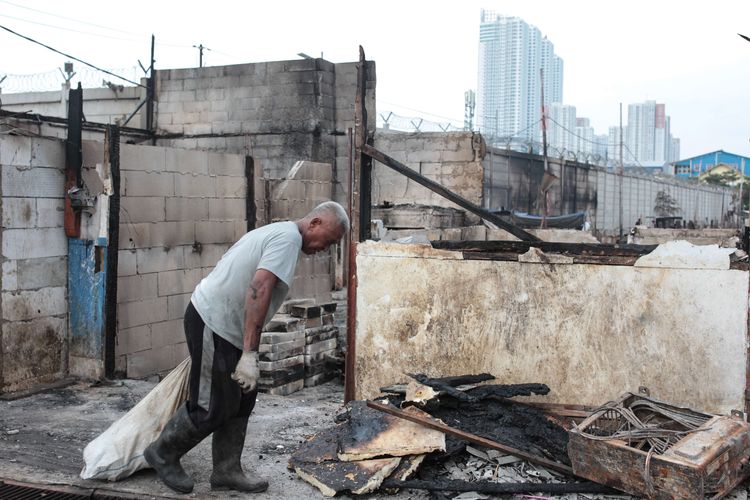 Warga mengumpulkan barang-barang yang tersisa di lokasi kebakaran di pemukiman kawasan Tanah Bolong, Penjaringan, Jakarta Utara, Minggu (23/4/2023). Sebanyak 226 jiwa yang terdiri dari 78 kepala keluarga terpaksa mengungsi karena kehilangan tempat tinggal.