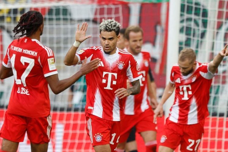 Luis Diaz merayakan gol dengan rekan satu timnya dalam pertandingan sepak bola Bundesliga antara FC Augsburg vs Bayern Munich di Augsburg, Jerman selatan, pada 30 Agustus 2025. (Foto oleh Michaela STACHE / AFP)