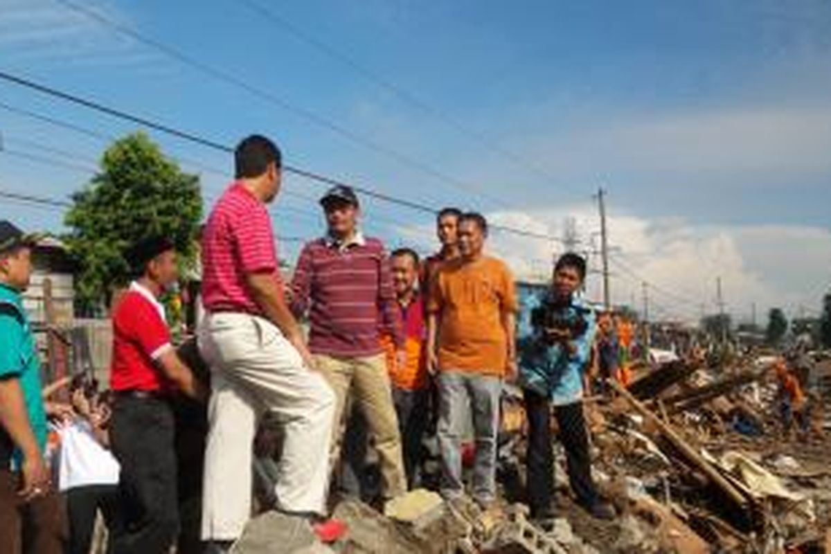 Wakil Gubernur DKI Jakarta Djarot Saiful Hidayat (bertopi hitam dan mengenakan kaos polo lengan panjang) saat meninjau lokasi pembongkaran bekas bangunan liar di pinggir Sungai Ciliwung yang mengalir di Duri Pulo, Gambir, Jakarta Pusat, Minggu (21/12/2014)